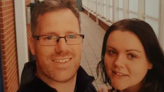 Mae Adam a Tracey wedi bod mewn perthynas ers 2014