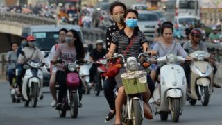 People-in-Saigon-Vietnam-wearing-masks.