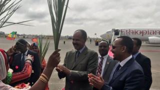 ቀዳማይ ሚንስትር ኣብይ ኣሕመድ ምስ ፕረዚደንት ኢሳይያስ ኣፈወርቂ ኣብ መዕርፎ ነፈርቲ ኣስመራ