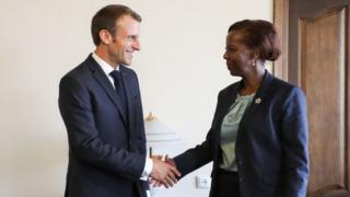 Le président français Emmanuel Macron salue la Rwandaise Louise Mushikiwabo, qui venait d'être élue secrétaire générale de l'Organisation internationale de la Francophonie (OIF), le 12 octobre 2018, à Erevan (Arménie).