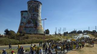 Les partisans de l'ANC, parti au pouvoir, manifestent contre les coupures de courant à Soweto.
