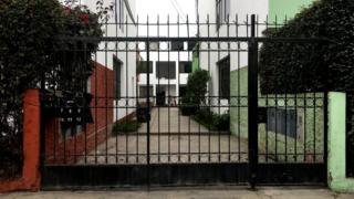 Entrada a la quinta, con una reja