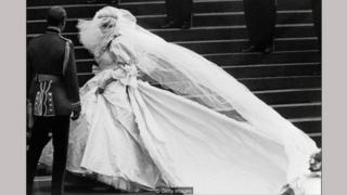 Gaun pengantin mewah buatan Emanuel yang dikenakan oleh Putri Diana adalah tumpukan dari berbagai kain dan rimpel — dan mendapat banyak sorotan di seluruh dunia.