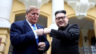 金正恩和特朗普的模仿者拳頭相碰