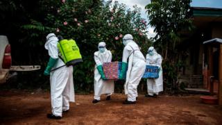 Des agents de santé évacue le corps d'un patient porteur du virus Ebola non confirmé à Mangina, dans la province du Nord-Kivu en 2018.