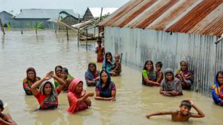 গাইবান্ধায় ত্রাণের আশায় বন্যার্তরা