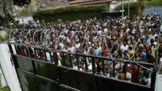 Сторонники главной конголезской оппозиционной партии «Союз за демократию и социальный прогресс» (UDPS) собираются возле дома покойного лидера оппозиции Этьена Тшисекеди, Киншаса, 28 марта 2017 года