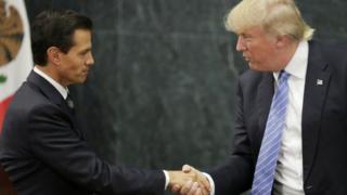 Prezida Enrique Pena Nieto wa Mexique (mu bubamfu) na mugenziwe wa Amerika Donald Trump (mu buryo).