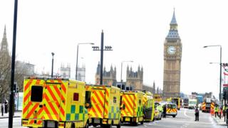 Ambulâncias na ponte de Westminster