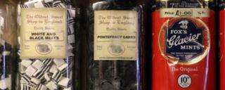 Toples berisi Pontefract Cakes