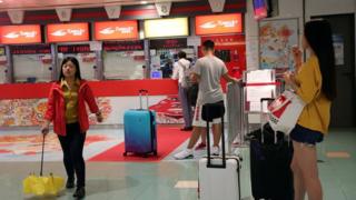 香港港澳码头旅客在已关闭的售票处前等候消息(中新社图片27/8/2017)