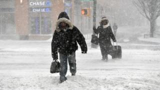 雪の中を歩く人々