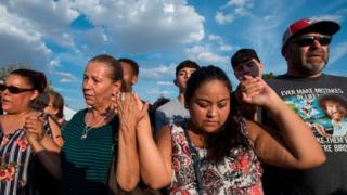 Gente reza en recuerdo de las víctimas de El Paso.