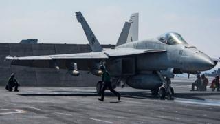Indege F/A-18E Super Hornet (isa niyi iri kw'ifoto) niyo yakoroye indege y'igisirikare ca Syria