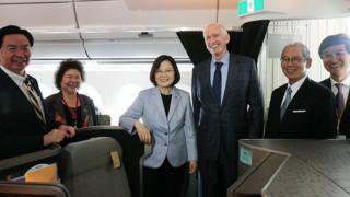 蔡英文當地時間12日下午抵達美國洛杉磯過境,美國在台協會(AIT)主席莫健(James Moriarty(右3)、駐美代表高碩泰(右2)登機迎接。總統府秘書長陳菊(左2)、外交部長吳釗燮(左)等隨團。