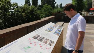 Министр строительства и ЖКХ Саратовской области Дмитрий Тепин рассматривает план благоустройства города на набережной Космонавтов