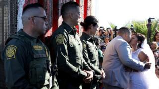 Guardias fronterizos junto a la pareja de recién casados