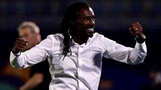Le sélectionneur sénégalais Aliou Cissé fête la victoire de son équipe face au Bénin en Coupe d'Afrique des Nations 2019 (CAN).