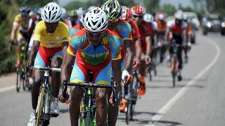 Des cyclistes du tour du Faso en 2015 (illustration)