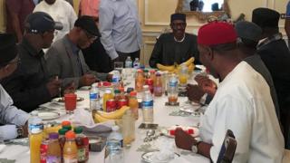 Le président nigérian Muhammadu Buhari (centre) déjeune à Abuja House à Londres