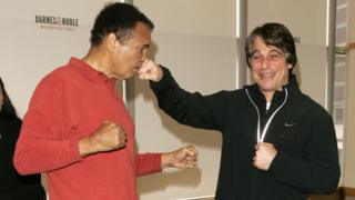 Tony Danza junto a Mohamed Alí en 2004.