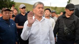 Атамбаев Кой-Таштагы үйүндө жактоочуларынын курчоосунда.