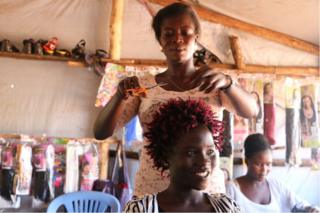 Беженец-предприниматель Пенина подстригает волосы