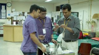 বুদবুদ থেকে সৃষ্ট চাপ ফুসফুসের ছোট বায়ুথলিগুলোকে খুলে রাখতে সাহায্য করে।