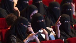Сауд Арабияда киийнки жылдан тарта аялдарга унаа айдаганга жана спорттук иш-чараларга барганга уруксат берилет