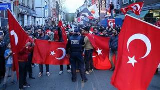 Belçika'da referandum sonucunu kutlayan Türkler