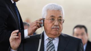 Mahmud Abbas kulaklık takıyor