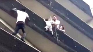 Momento em que Gassama escalou prédio para salvar menino