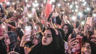 15 Temmuz'u anma törenleri kapsamında kalabalıklar adı darbe girişiminden sonra değiştirilen '15 Temmuz Şehitler Köprüsü'nde nöbet tuttu.