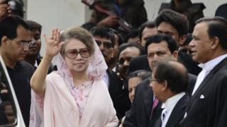 আইনজীবী সমর্থকদের মাঝে খালেদা জিয়া। (ফাইল ফটো)