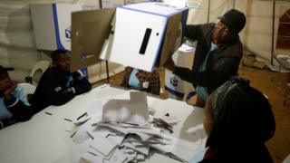 Dépouillement du vote dans un bureau à Johannesburg