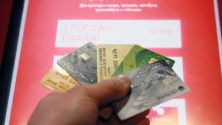 банковские карту у терминала оплаты проезда в московском метро