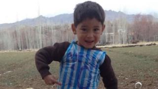 مرتضی احمدی با این لباس پلاستیکی معروف شد