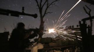 Ukrainian soldiers fire on pro-Russian separatists in the eastern town of Avdiivka. Photo: 31 March 2017
