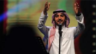 Il est reproché à la prévenue d'avoir bondi sur scène pour étreindre Majid al-Mouhandis (en photo), un chanteur irakien très populaire dans le Golfe.