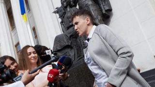 Савченко и журналисты у здания Рады
