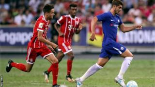 Mchezaji Alvaro Morata wa Chelsea akiwapita wachezaji wa Bayern Munich katika mechi iliokwisha 3-2
