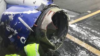 El motor destrozado de la aeronave.