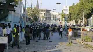 Une foule se rassemble dans la rue de Makka à Mogadiscio après l'explosion d'un kamikaze (illustration).