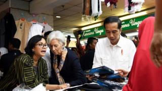 Christine Lagarde bersama Presiden Joko Widodo dan Menteri Sri Mulyani belanja di Pasar Tanah Abang