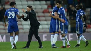 Huấn luyện viên Chelsea Antonio Conte chúc mừng đội bóng sau khi thắng Sunderland