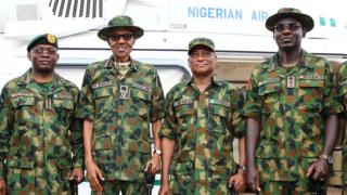 Aarẹ Buahari ati awọn ọgaagba ologun duro ninu asọ ogun