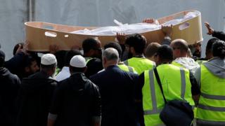Тело жертвы нападения мечети прибывает во время церемонии захоронения на мемориальном парке кладбища в Крайстчерче, Новая Зеландия 20 марта 2019 года