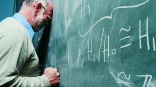 algoritmos matemáticos en una pizarra