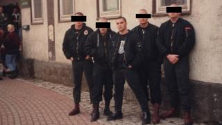 Foto antigua de cinco jóvenes neonazis, entre ellos, Christian Picciolini.