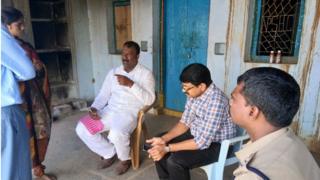 బాధితులతో మాట్లాడుతున్న ఎస్సీ, ఎస్టీ కమిషన్ సభ్యుడు నరహరి వరప్రసాద్, పోలీసులు